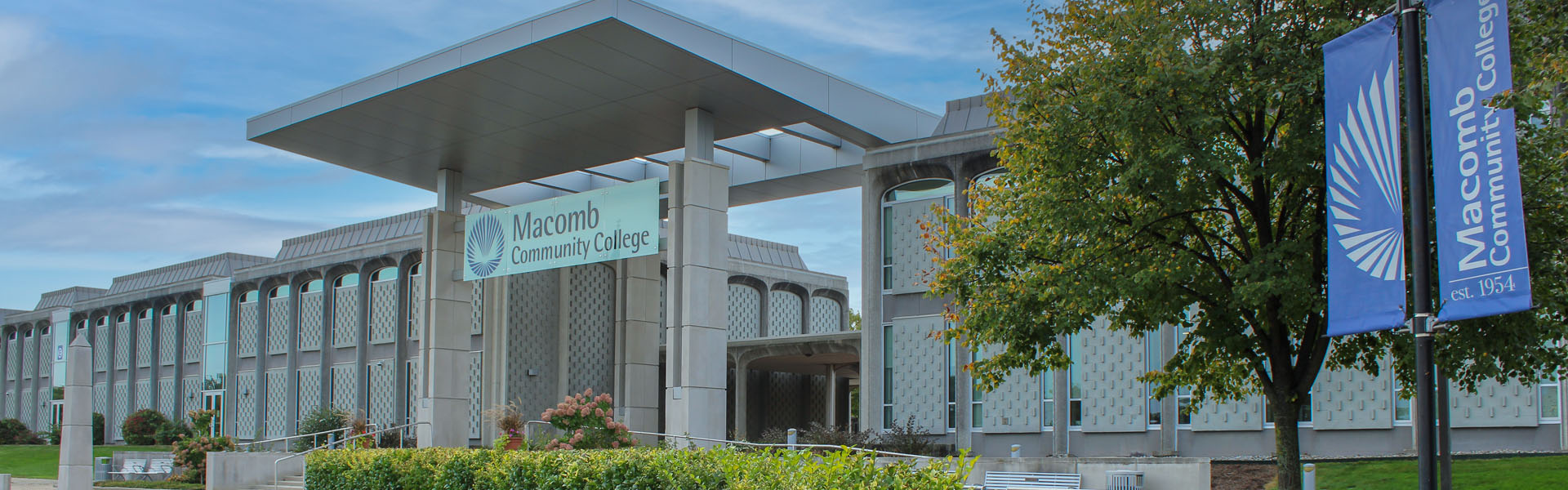 The entrance to Macomb Community College south campus.
